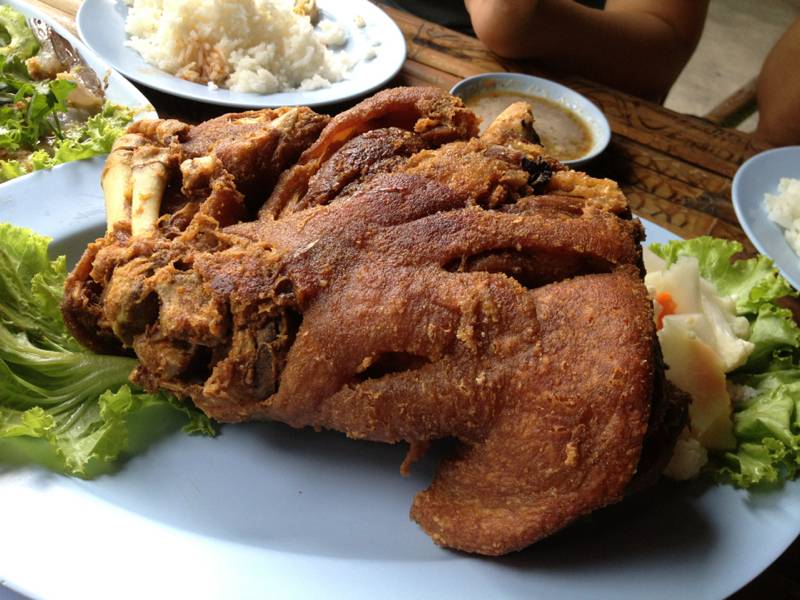 ขาหมูทอด. ขึ้นชื่อมากอาหร่อย ที่ ร้านอาหาร ครัวบ้านไทร