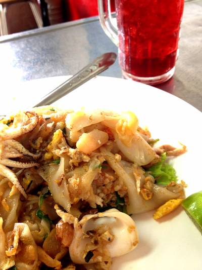ก๋วยเตี๋ยวคั่วทะเล ที่ ร้านอาหาร ผัดไทแม่อัม