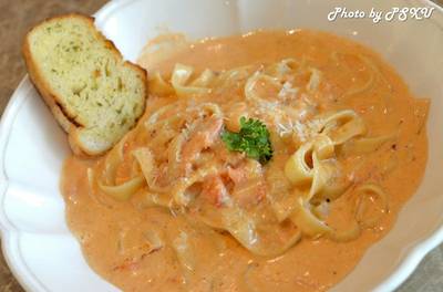 Fettuccini smoked salmon cream sauce  220 บาท ที่ ร้านอาหาร Buttercup