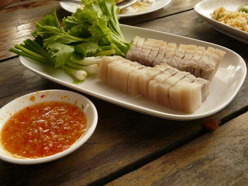 หมูสามชั้นลวกจิ้ม ที่ ร้านอาหาร บ้านเจ้าจันทร์