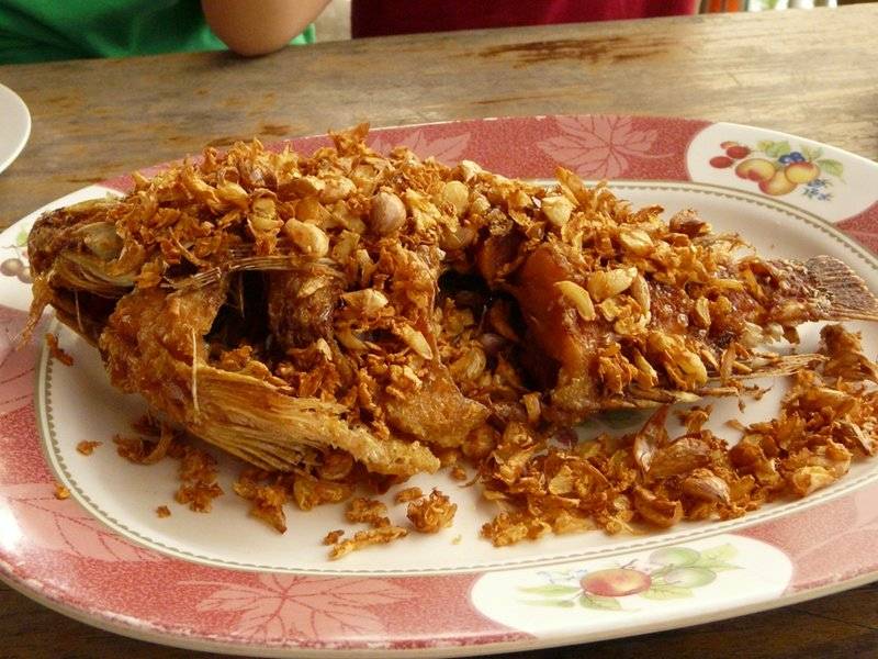 ปลาทับทิมทอดกระเทียม ที่ ร้านอาหาร บ้านเจ้าจันทร์