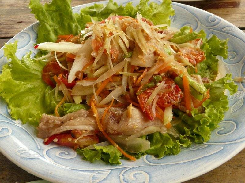 ส้มตำคอหมูย่าง ที่ ร้านอาหาร บ้านเจ้าจันทร์