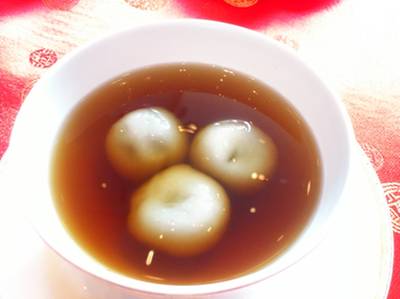 บัวลอยงาดำ หรือ Sweet sesame dumpling in ginger syrup อร่อยดีค่ะ ที่ ร้านอาหาร Déjà Vu