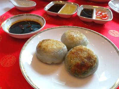  กุ่ยช่ายทอด หรือ Pan-fried chive bun ต้องทานตอนที่มาเสริฟ์ใหม่ๆนะค่ะ  ที่ ร้านอาหาร Déjà Vu