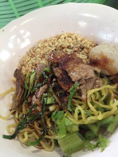 บะหมี่แห้ง ที่ ร้านอาหาร ก๋วยเตี๋ยวเรือป้าทองคำ