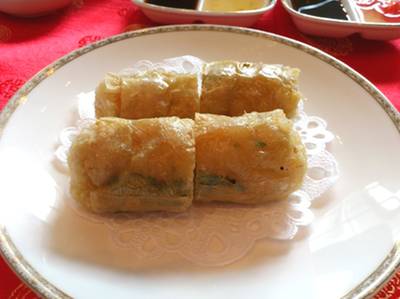 ฟองเต้าหู้ห่อกุ้งทอด Pan-fried bean curd skin roll with assorted meat  ที่ ร้านอาหาร Déjà Vu