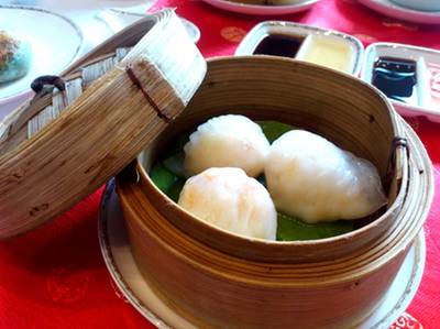 ฮะเก๋า หรือ Steamed prown dumpling ค่ะ อันนี้จัดไปเบาๆ 4 เข่งค่ะ =[]=" ที่ ร้านอาหาร Déjà Vu