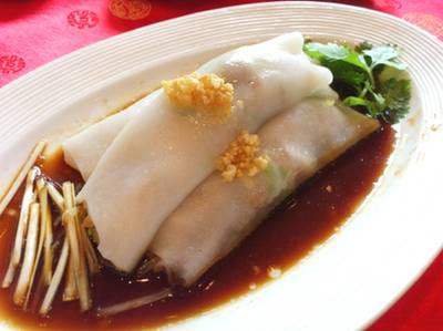 ก๋วยเตี๋ยวหลอดไส้หมูแดง หรือ Steamed rice roll with BBQ pork  ที่ ร้านอาหาร Déjà Vu