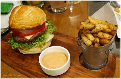 ร้านอาหาร The Garret ​(Secret Bistro Bar)