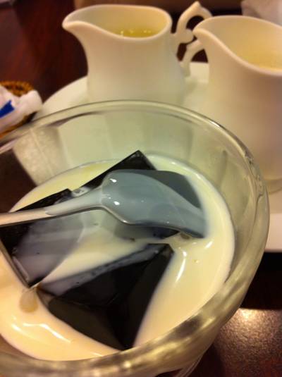 Jelly กาแฟ พร้อมน้ำเชื่อมและครีมราดข้นมัน ที่ ร้านอาหาร Aoringo