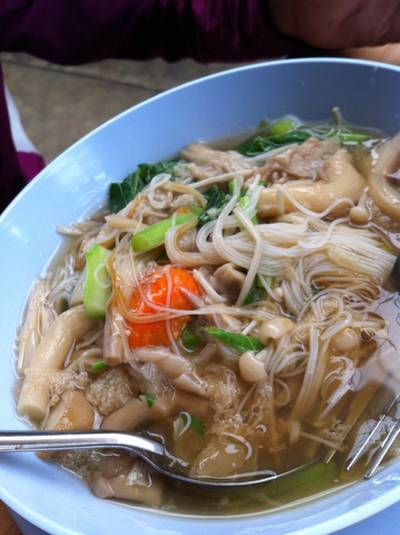 เส้นหมี่ราดหน้าเยื่อไผ่ ที่ ร้านอาหาร บ้านสวนไผ่สุขภาพ