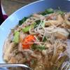 เส้นหมี่ราดหน้าเยื่อไผ่ ที่ ร้านอาหาร บ้านสวนไผ่สุขภาพ