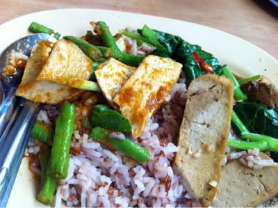 ข้างราดเต้าหู้ผัดพริกแกง ผัดผัก  ที่ ร้านอาหาร บ้านสวนไผ่สุขภาพ
