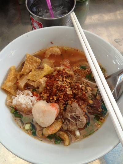 เส้นใหญ่เย็นตาโฟต้มยำกระดูกหมู ที่ ร้านอาหาร ก๋วยเตี๋ยวต้มยำกระดูกหมู
