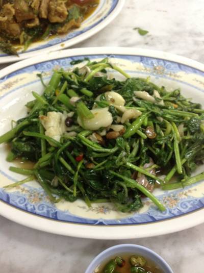 ผัดผักน้ำ ที่ ร้านอาหาร ร้านอาหารอ้า
