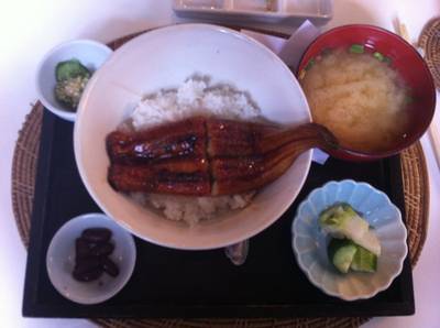 set ข้าวหน้าปลาไหล เดี๋ยวมีแถมของหวานด้วยนะ ที่ ร้านอาหาร คิทเช่น ฮัท