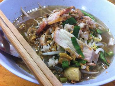 บะหมี่ต้มยำ กลิ่นพริกแปลกแต่อร่อยไม่เหมือนร้านอื่น ที่ ร้านอาหาร บะหมี่เกี๊ยว แมน