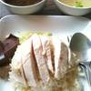 จัดเต็มข้าวมันไก่เพิ่มน้ำขาหมู ที่ ร้านอาหาร ข้าวมันไก่ไหหลำ