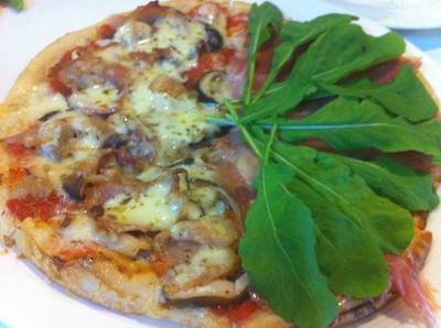 Pizza สั่งแบบ half half ได้ด้วยนะ (ไม่คิดเงินเพิ่ม) ที่ ร้านอาหาร Arcobaleno Italian Restaurant