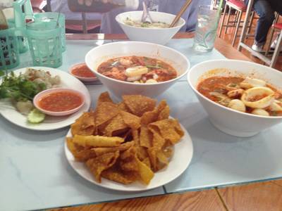 น้ำจิ้มเกี๊ยวทอด ลูกช้ิน เกีัยวปา อร่อยมากกกก ราคาถูก ที่ ร้านอาหาร ก๋่วยเตี๋ยวบ้านบึง Eastern Seaboard
