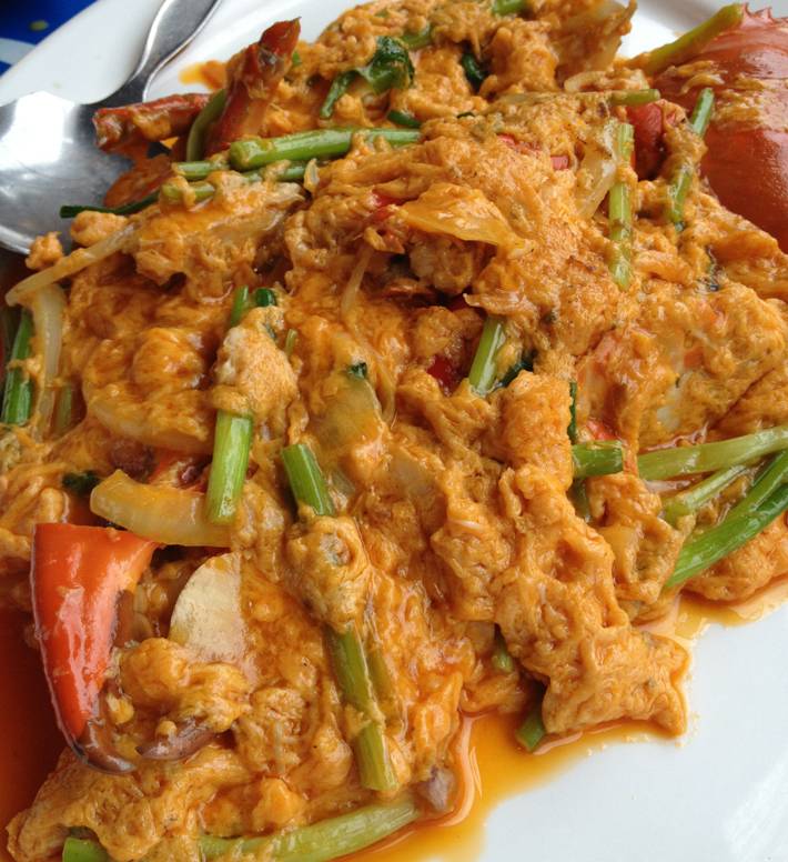 ปูผัดผงกระหรี่ ที่ ร้านอาหาร นาทอง