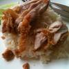 เป็นไก่ทอดที่กรุบกรอบมาก เพราะชุบเกล็ดขนมปังด้วย ที่ ร้านอาหาร ข้าวมันไก่ไหหลำ