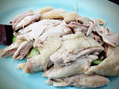 ไก่เนื้อสะโพก นุ่ม เหนียว อร่อย ที่ ร้านอาหาร ข้าวมันไก่ประตูน้ำ