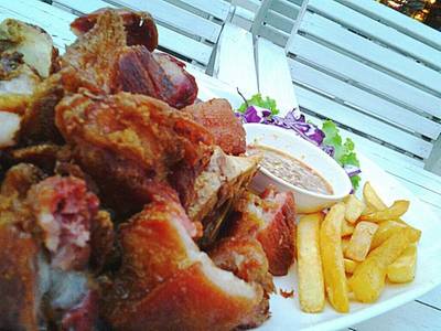 ขาหมูเยอรมันสำหรับคนไม่กลัวอ้วน ที่ ร้านอาหาร เด็กเลี้ยงแกะ FARM & RESTAURANT