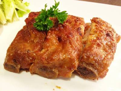 ซ่่ีโครงหมูมหัศจรรย์ (ช่ือเมนู) อร่อยสุดของร้าน ที่ ร้านอาหาร Midtown