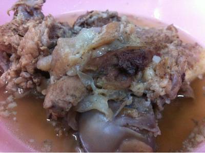 ซุปกระดูกหมูน้ำหวานๆ ที่ ร้านอาหาร บะหมี่เกี๊ยว แมน