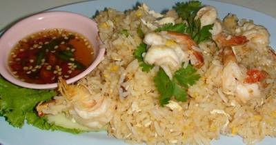 ข้าวผัดนี่เอาไว้แก้เผ็ด ที่ ร้านอาหาร 5 แยกตำซั่ว