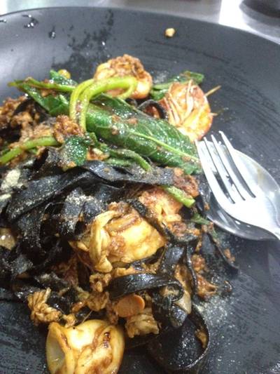 เส้นดำผัดซีอิ๊วทะเล ที่ ร้านอาหาร ราดหน้าอาหลิว