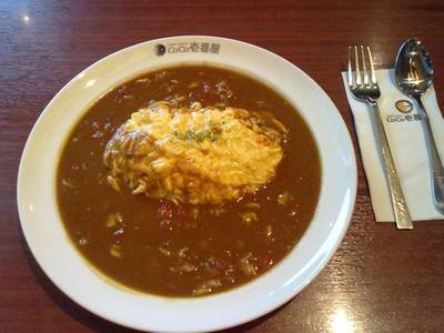 ข้าวห่อไข่ใส่มะเขือเทศสับและหอยลาย ที่ ร้านอาหาร Coco Ichibanya The Esplanade