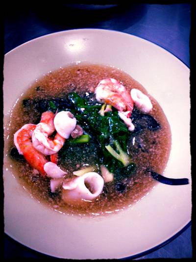 ราดหน้าสปาเก็ตตี้เส้นดำทะเล ที่ ร้านอาหาร ราดหน้าอาหลิว