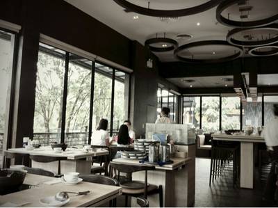 บรรยากาศในร้าน โปร่ง โล่งสบาย มีทั้งโต๊ะและบาร์ ที่ ร้านอาหาร Shabu Yoshi