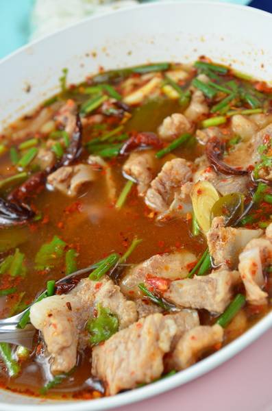 ต้มแซ่บกระดูกอ่อน ที่ ร้านอาหาร ส้มตำถนนตก