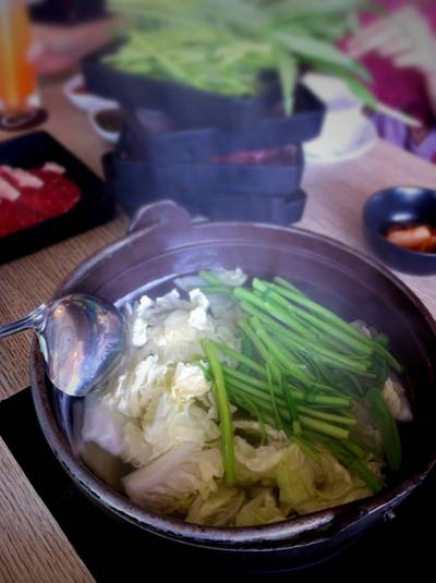 หม้อเป็นแบบมีหู ให้อารมณ์ชาบูดีครับ  ที่ ร้านอาหาร Shabu Yoshi