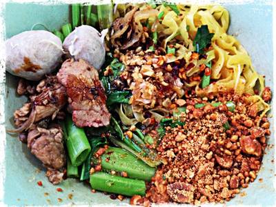 บะหมี่แห้ง ซีอ้ิว เนื้อ ที่ ร้านอาหาร ก๋วยเตี๋ยวเรือ ลุงประตูน้ำ