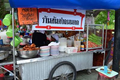 ถึงร้านแล้วว ^^ ที่ ร้านอาหาร ส้มตำถนนตก