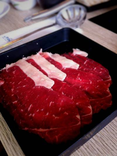เนื้อติดมันมางี้เลยครับ ใครไม่ชอบก็ตัดทิ้งเอาเองง่ายๆ ครับ  ที่ ร้านอาหาร Shabu Yoshi