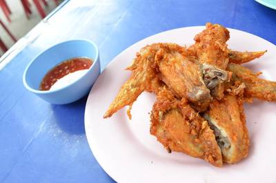 ปีกไก่ทอด ที่ ร้านอาหาร ส้มตำถนนตก