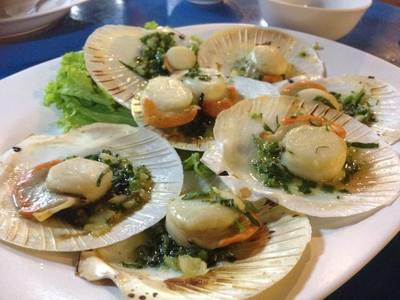 หอยเชลล์เผาอบเนย (140.-) ที่ ร้านอาหาร อบอร่อย