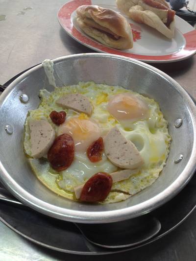 ไข่กระทะครับผม! ที่ ร้านอาหาร ร้านเอมโอช
