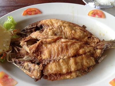 ปลากะพงทอดราดน้ำปลา ที่ ร้านอาหาร ครัวริมนที