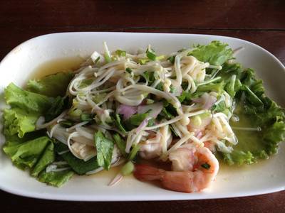 ยำเห็ดเข็มทองกุ้งสด ที่ ร้านอาหาร ครัวริมนที ยำเห็ดเข็มทองกุ้งสด ที่ ร้านอาหาร ครัวริมนที