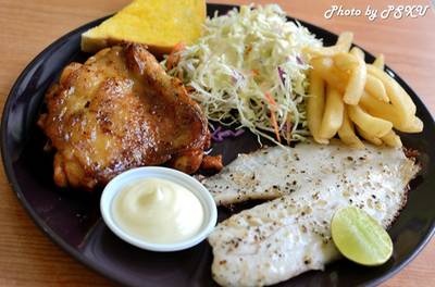 Combination สเต็กปลาย่างและไก่สไปซี่ 139 บาท ที่ ร้านอาหาร Bangkok Grill วงแหวนเซ็นเตอร์