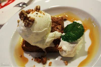 Walnut Blondie ที่ ร้านอาหาร Greyhound Café สยามเซ็นเตอร์