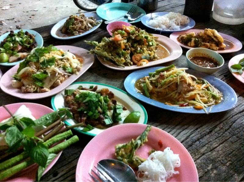 ต้มแซ่บ ปลาหมึก ผักบุ้งทอดกรอบ ยำหอยแครง อร่อยโฮก ที่ ร้านอาหาร ตำปากแตก