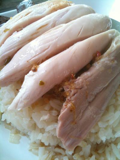 ทำไมคนชอบกินเนื้อน่องกัน ? ผมกลับพิสมัยเนื้ออกขาว ๆ มากกว่า ที่ ร้านอาหาร ข้าวมันไก่ไหหลำ