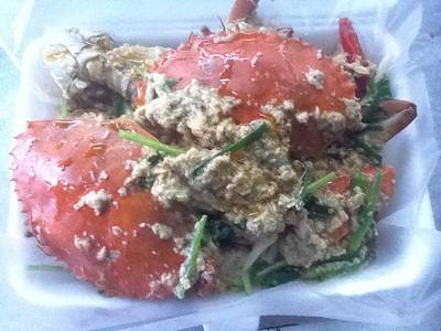 ปูทะเลผัดผงกะหรี่ ที่ ร้านอาหาร จงรักโภชนา